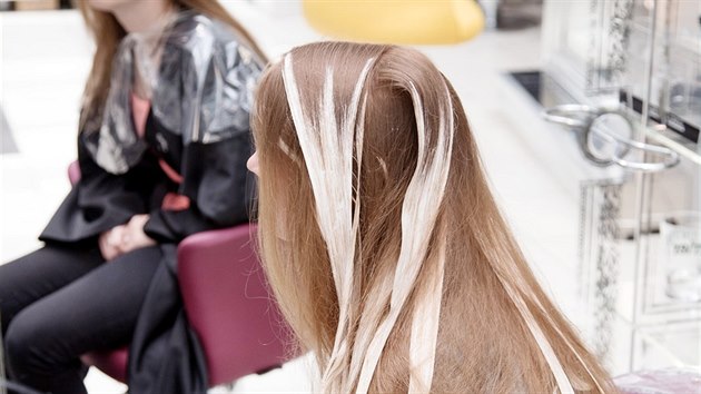 Vlasy Ann kolorista prosvtlil pomoc techniky balayage v teplch tnech.