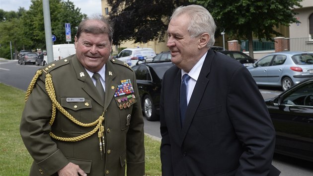 Prezident Miloš Zeman navštívil desátý sjezd Českého svazu bojovníků za svobodu. Vlevo je předseda svazu Jaroslav Vodička (21. června 2016).