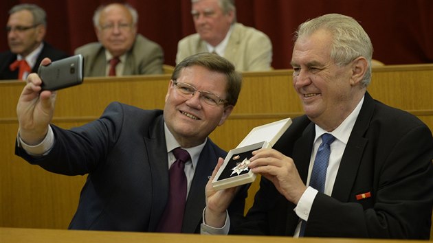 Prezident Miloš Zeman se stal s čerstvě uděleným Řádem Českého svazu bojovníků za svobodu další položkou v albu místopředsedy Senátu Zdeňka Škromacha (21. června 2016).