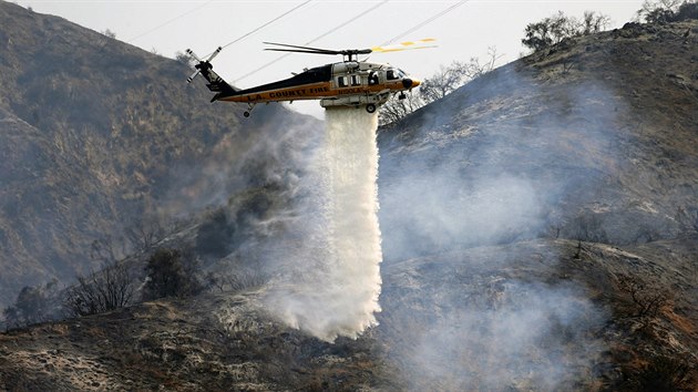 Hasii z Los Angeles nasadili proti poru pobl Duarte vrtulnky (21. ervna 2016).