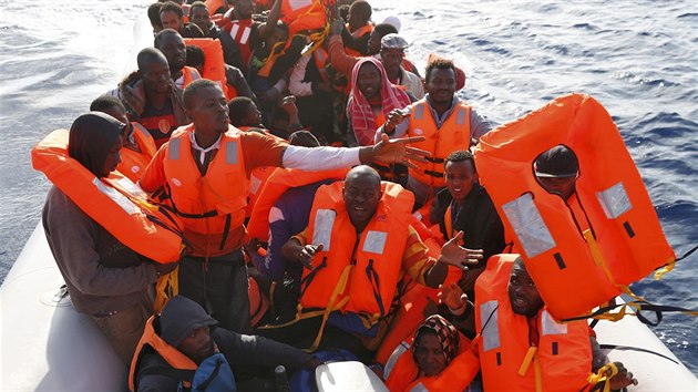 Migranti, kter zachrnila lo organizace MOAS u beh Libye (23. ervna 2016).