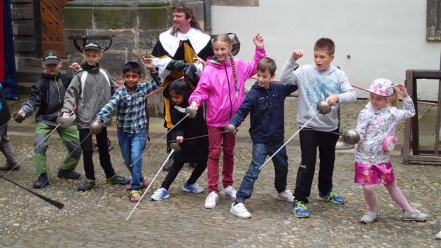 Při soutěžním víkendu nazvaném Karel IV., zakladatel si na Pražském hradě děti vyzkoušejí i šerm.
