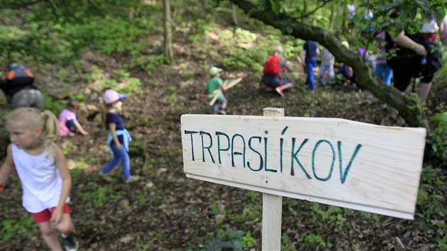Lidé u Ostrovačic vzali „osvobozené“ trpaslíky do lesa, kde jim založili městečko Trpaslíkov.