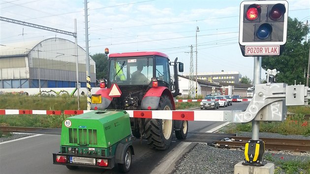 Traktor zstal uvznn na pejezdu v Moravansk ulici v Brn. Podobn ppady se stle opakuj.
