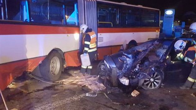Krátce po pondělní půlnoci narazil v Brně vůz do nočního autobusu, šest lidí se zranilo. (28.6.2016)