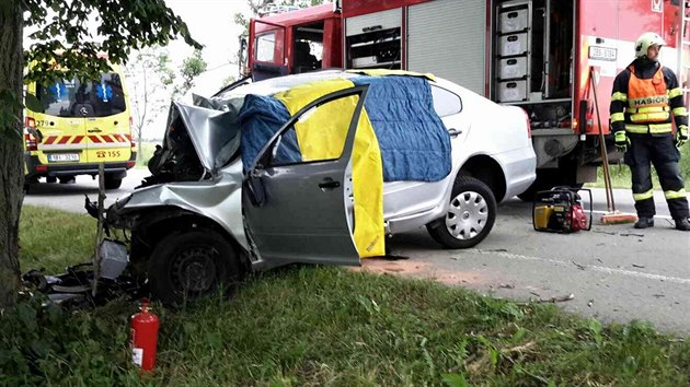 Kromě srážky v Brně zasahovali hasiči v pondělí u několika dalších nehod. U obce Žďárná narazil vůz do stromu, jeho řidič zahynul. (27.6.2016)
