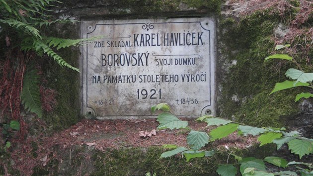 Pamtn deska upozoruje na msto, kde Karel Havlek Borovsk sloil svou prvn bse.