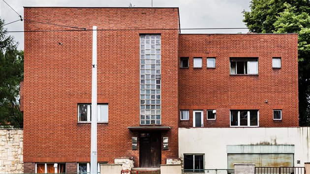 Funkcionalistická vila na Petřinách, kterou má nahradit nová stavba se třinácti byty. Proti jejímu bourání se zvedla vlna nevole ze strany místních.