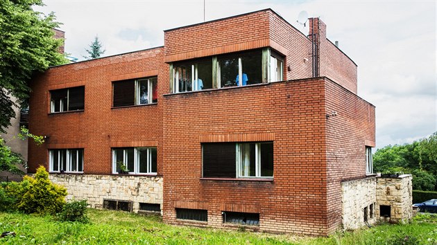 Funkcionalistická vila na Petřinách, kterou má nahradit nová stavba se třinácti byty. Proti jejímu bourání se zvedla vlna nevole ze strany místních.