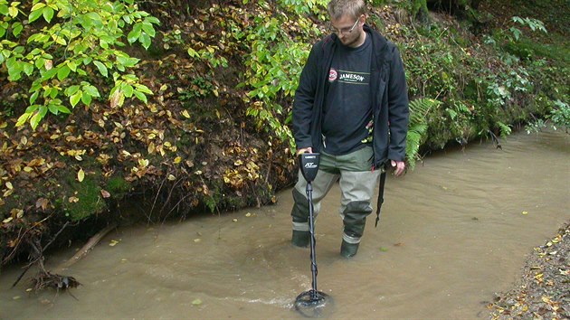 Hledání záznamového čidla pomocí detektoru kovů v korytě toku postiženého povodní