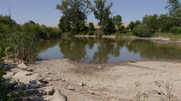 Výrazný pokles hladiny rybníka v Hostýnských vrších během srpna 2015