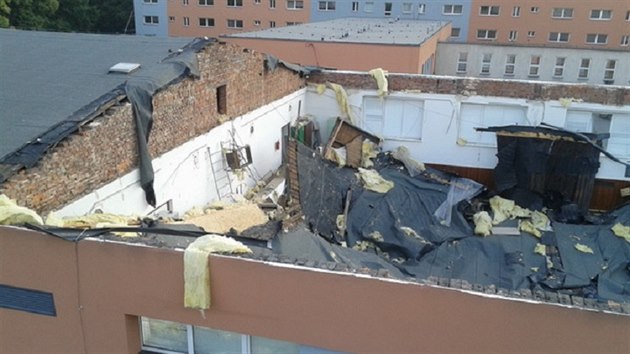 V Karvin se ztila stecha budovy tlocviny  patc ke Stedn kole techniky a slueb (24. ervna 2016).