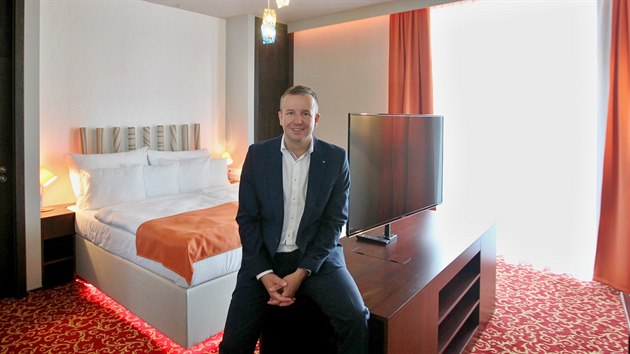 Majitel libereckého Grand hotelu Imperial Lukáš Pytloun v pokoji navrženém Bořkem Šípkem.