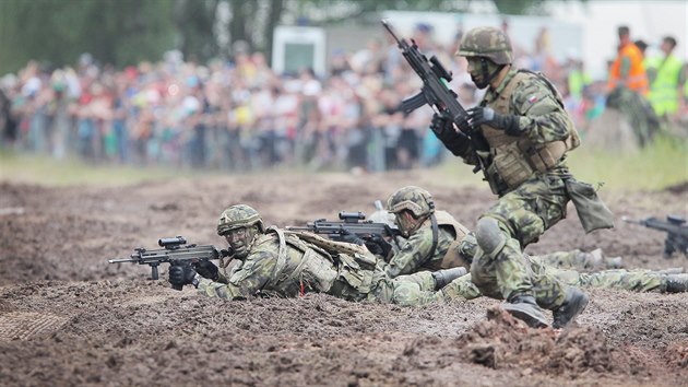 Den pozemního vojska Bahna, který armáda každoročně pořádá na tankodromu u Strašic na Rokycansku (25. června 2016).