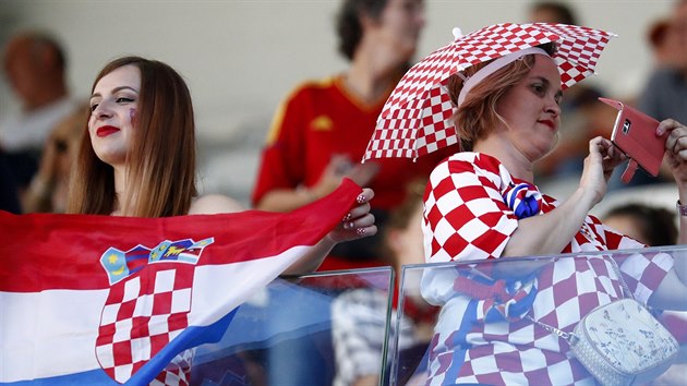 Chorvatské fanynky před zápasem mistrovství Evropy proti Španělsku.
