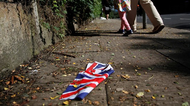 Britská vlajka na londýnském chodníku po hlasování o vystoupení z EU (24. června 2016)