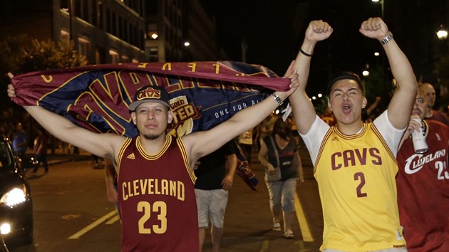 Fanouci Cleveland Cavaliers se raduj z historickho titulu v NBA.