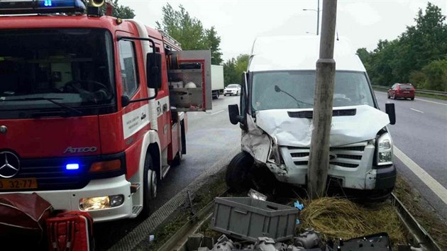 Bl dodvka narazila po kolizi s osobnm autem jet do sloupu elektrickho osvtlen.