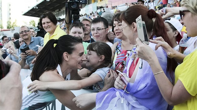 Jelena Isinbajevov slav vtzstv s divky na ruskm ampiontu v eboksarech.