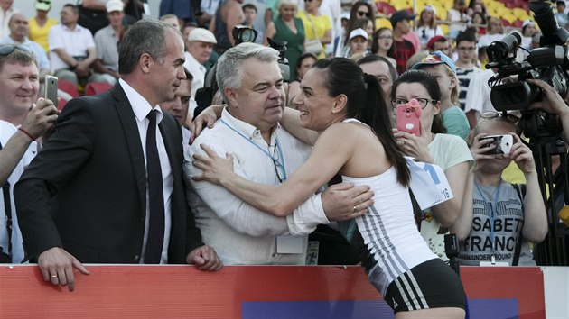 Jelena Isinbajevov pijm gratulace od sekrete rusk atletick federace Michaila Butova po svm vtzstv na ruskm ampiontu v eboksarech.