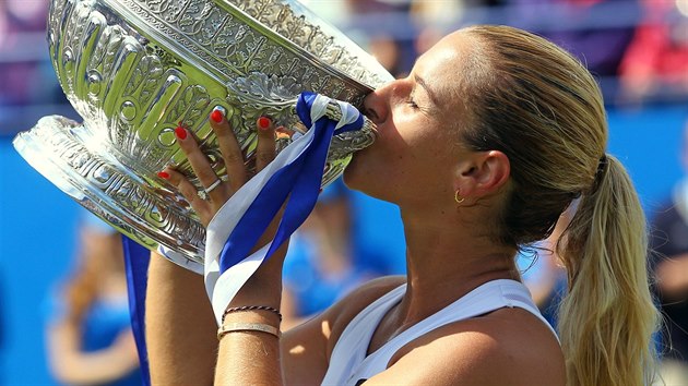 Dominika Cibulkov slav titul na tenisovm turnaji v Eastbourne, kdy ve finle porazila Karolnu Plkovou.