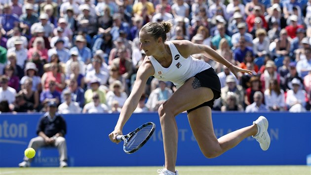 Karolna Plkov bhem finlovho duelu tenisovho turnaje v Eastbourne