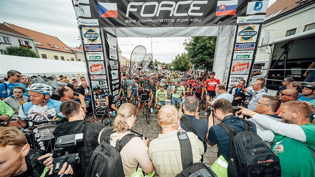 Cyklistick peloton ped startem republikovho ampiontu v Kyjov.
