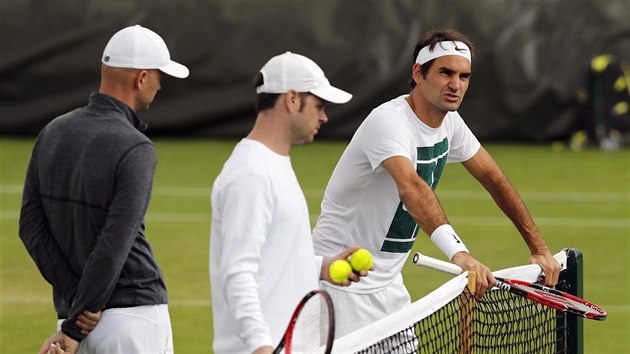 Roger Federer na trninku ped startem Wimbledonu.