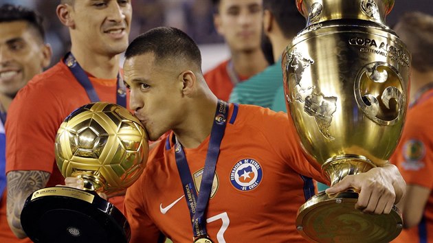 Alexis Sanchez s trofejí pro vítěze Copy América.