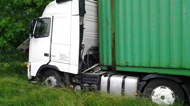 Nehoda kamionu a nkladnho automobilu u tok na Havlkobrodsku.