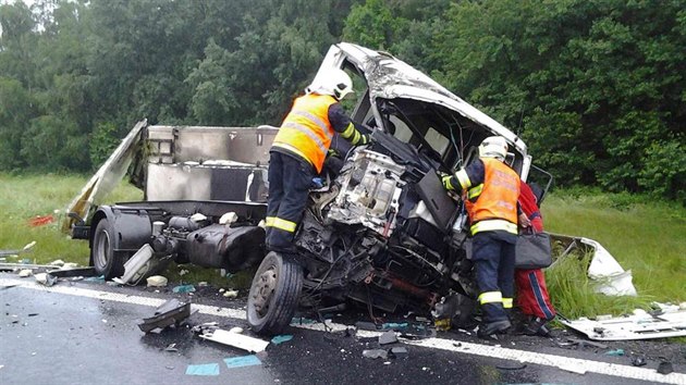 Nehoda kamionu a nkladnho automobilu u tok na Havlkobrodsku.