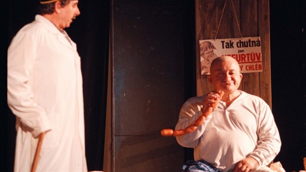 Zdeněk Srstka jako divadelní Švejk v roce 1998.