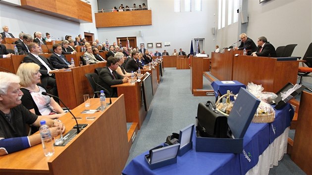 Prezident Milo Zeman zahjil tdenn nvtvu Vysoiny na krajskm ad. krtce pohovoil se zastupiteli a dostal celou adu dar. Hejtman Ji Bhounek prezidentovi vnoval knihu jeho vlastnch bonmot.