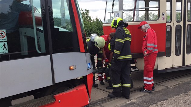 U zastvky vandovo divadlo v Praze 5 hoela dopoledne tramvaj. Pot byla odtaena do Hluboep (21.6.2016).