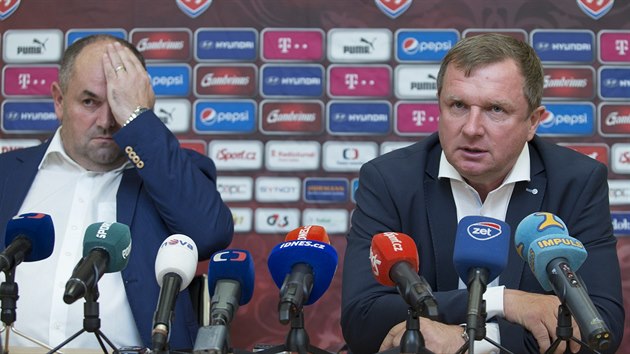 Pedseda Fotbalov asociace R Miroslav Pelta (vlevo) a trenr fotbalov reprezentace Pavel Vrba na tiskov konferenci.
