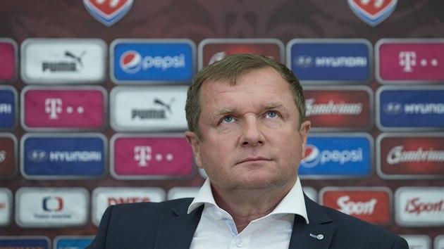 Trenr fotbalov reprezentace Pavel Vrba na tiskov konferenci.