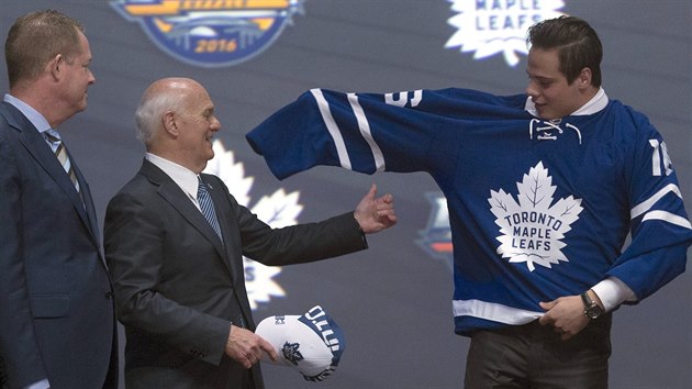 Jednika draftu NHL 2016 Auston Matthews oblk dres Toronta, pomh mu manaer tmu Lou Lamoriello.