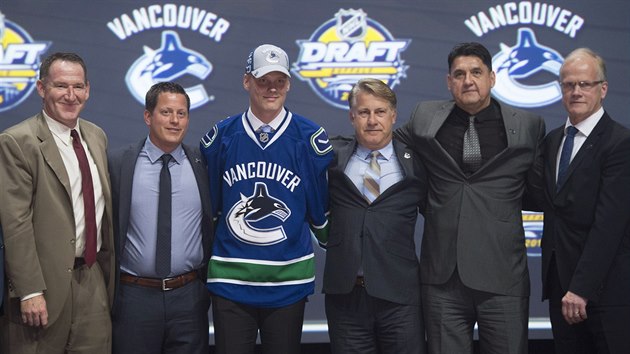 Ptka draftu NHL 2016 Olli Juolevi pzuje v dresu Vancouveru.