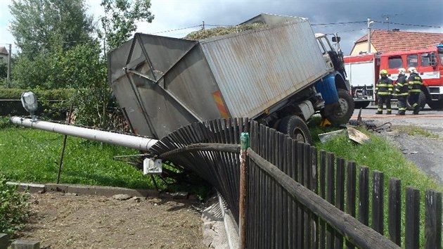 V Zemticch zaalo za jzdy hoet nkladn auto. Jeho idi vyskoil, utrpl ale popleniny.