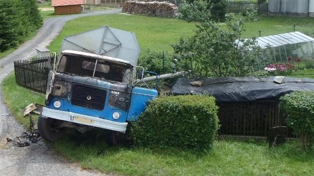 V Zemticch zaalo za jzdy hoet nkladn auto. Jeho idi vyskoil, utrpl ale popleniny.