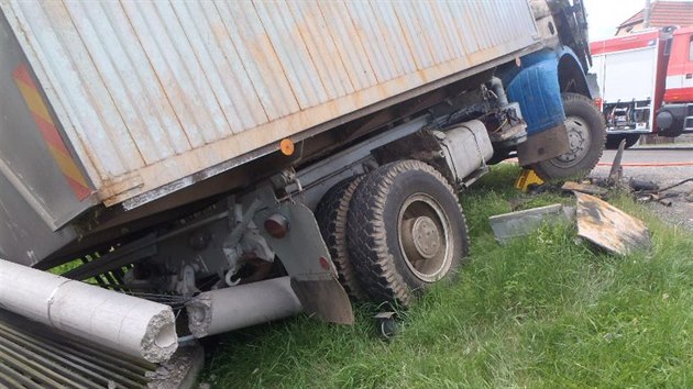 V Zemticch zaalo za jzdy hoet nkladn auto. Jeho idi vyskoil, utrpl ale popleniny.