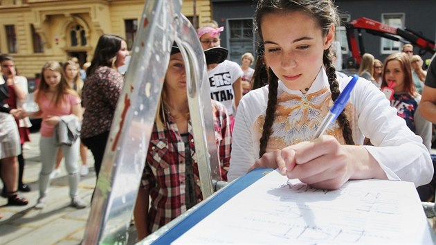 Studenti Masarykova gymnázia v Plzni protestovali proti odchodu učitele Antonína Koláře. (28. června 2016)