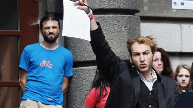 Studenti Masarykova gymnzia v Plzni protestovali proti odchodu uitele Antonna Kole (v modrm triku). Na snmku uprosted bval student koly Vclav indel. (28. ervna 2016)