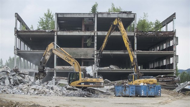 Stavebn prce m na starosti ostravsk firma. Demolice nedostavnho nkupnho centra by mla bt hotov do konce z. (2016)