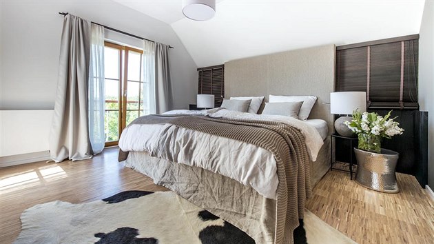 V ložnici kraluje luxusní postel značky Hästens, která byla přečalouněna, aby lépe vyhověla stylovému ladění interiéru. Dodatečně byla také opatřena vysokým čelem.
