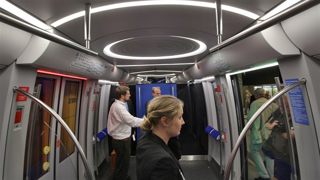 Designov vrazn osvtlen prostoru pro cestujc je eeno technologi LED svtidel integrovanch do stropu.