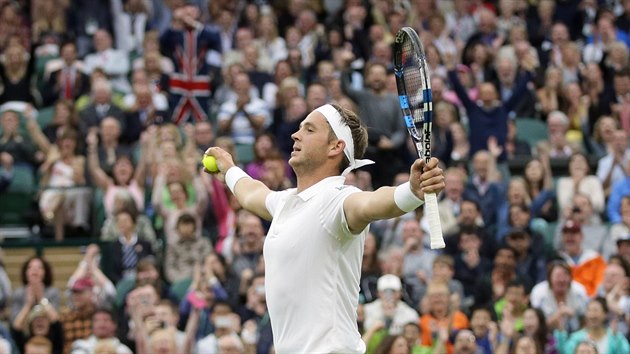 Britsk tenista Marcus Willis se raduje z vtznho mku v duelu s Rogerem Federem.