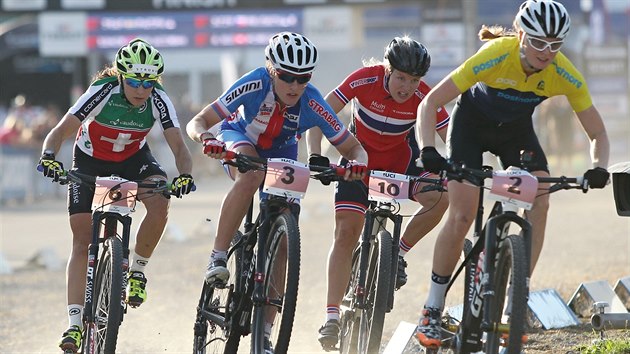 Česká bikerka Barbora Prudková (druhá zleva) skončila na MS v Novém Městě na Moravě pátá ve sprintu.
