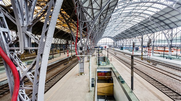Praha Hlavn ndra. Metrostav dokonuje rekonstrukci prosklen ndran haly 2 (20.6.2016)