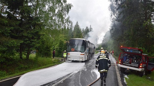 V ptek odpoledne dolo u obce Vn na Pbramsku k poru autobusu, ve kterm v tu chvli cestovalo 53 lid (20.6.2016)